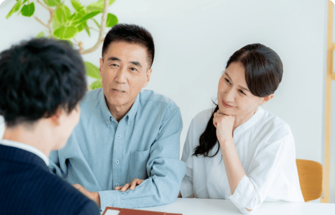 相談する夫婦